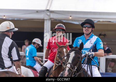 Barene, Poole, Dorset, Regno Unito. 8 Luglio, 2016. British Beach Polo campionati a banchi di sabbia. Credito: Gillian Downes/Alamy Live News Foto Stock