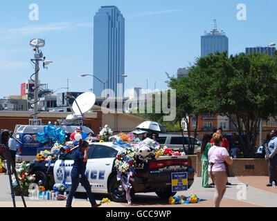 DDallas, Texas, Stati Uniti d'America. 8 Luglio, 2016. Memoriali di fronte al Jack Evans Questura di Dallas. Ci sono due vetture. Uno, la polizia di Dallas e due, Dallas Area Rapid Transit (DART). Credito: dallaspaparazzo/Alamy Live News Foto Stock