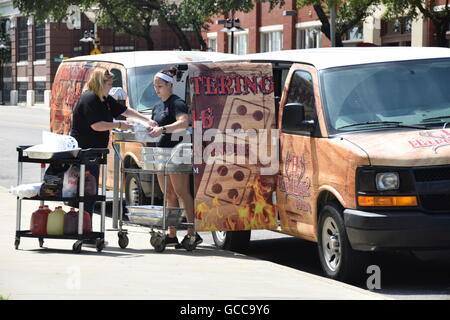 Dallas, Texas, Stati Uniti d'America. 8 Luglio, 2016. Catering per portare cibo a Dallas Questura del 8 luglio 2016 Credit: Hum Immagini/Alamy Live News Foto Stock
