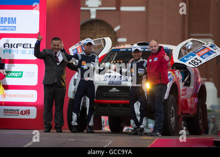 Mosca, Russia. 8 Luglio, 2016. Driver cinese Kou Hongtao(2 L) e Liang Yuxiang(2 R) salutare gli spettatori durante la cerimonia di apertura del Silk Way rally-2016 a Mosca, in Russia, in data 8 luglio 2016. © Bai Xueqi/Xinhua/Alamy Live News Foto Stock