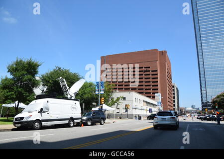 Dallas, Texas, Stati Uniti d'America. 8 Luglio, 2016. La scena della polizia tiri in downtown Dallas un giorno dopo l'evento e il centro della città è ancora chiusa della scena del crimine. . Credito: Hum Immagini/Alamy Live News Foto Stock