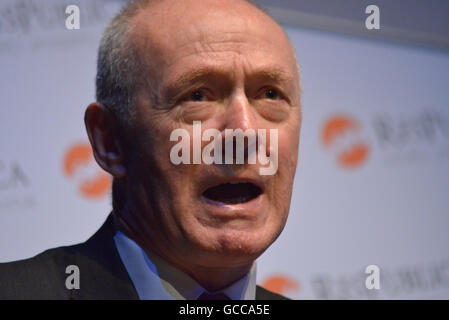 Salford, Regno Unito. 8 Luglio, 2016. Sir Richard Leese, leader del Manchester City Council, parlando a "trovare il vero nord: realizzare la fucina del Nord' evento organizzato dal think tank ResPublica presso il Teatro Lowery su luglio 8th, 2016 a Salford, Inghilterra. Credito: Jonathan Nicholson/Alamy Live News Foto Stock