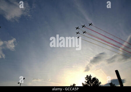 Varsavia. 8 Luglio, 2016. Bianco Rosso scintille aerobatic team di Polish Air Force compie durante la cerimonia di apertura del vertice della NATO a Varsavia in Polonia il 8 luglio 2016. Il vertice NATO ha dato dei calci a fuori qui venerdì pomeriggio con il Presidente polacco Andrzej Duda e il Segretario generale della NATO Jens Stoltenberg ufficialmente saluto i partecipanti al National Stadium PGE. © Shi lo Zhongyu/Xinhua/Alamy Live News Foto Stock