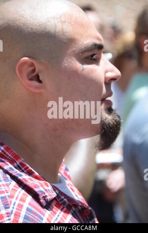 Interessati residenti raccogliere downtown per ascoltare il sindaco Mike Rawlings, capo di polizia David Brown e i leader religiosi a mezzogiorno tempo servizio di preghiera. Credito: Hum Immagini/Alamy Live News Foto Stock