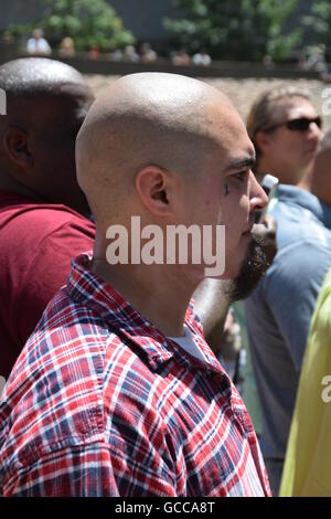 Interessati residenti raccogliere downtown per ascoltare il sindaco Mike Rawlings, capo di polizia David Brown e i leader religiosi a mezzogiorno tempo servizio di preghiera. Credito: Hum Immagini/Alamy Live News Foto Stock