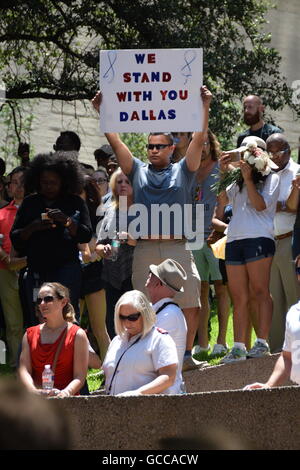 Dallas, Texas, Stati Uniti d'America. 8 Luglio, 2016. Interessati residenti di Dallas raccogliere downtown per ascoltare il sindaco di Dallas Mike Rawlings, capo di polizia David Brown e i leader religiosi a mezzogiorno tempo servizio di preghiera. Credito: Hum Immagini/Alamy Live News Foto Stock