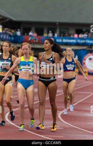 Eugene, Stati Uniti d'America. 8 Luglio, 2016. Brenda Martinez e Amanda Eccleston sia preventivamente alla donna 1500m finale al USATF 2016 prove olimpiche nello storico Hayward Field di Eugene, Oregon, Stati Uniti d'America. Credito: Joshua Rainey/Alamy Live News. Foto Stock