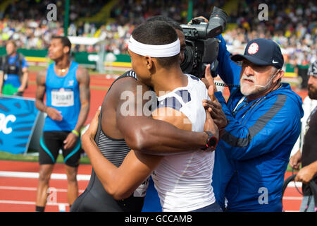 Eugene, Stati Uniti d'America. 8 Luglio, 2016. Michael Norman e Justin Gatlin abbraccio dopo la Uomini 200m Semi Finali al USATF 2016 prove olimpiche nello storico Hayward Field di Eugene, Oregon, Stati Uniti d'America. Credito: Joshua Rainey/Alamy Live News. Foto Stock