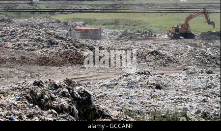 Il Losar discarica, 40 km dalla città di Rawalpindi, Pakistan, 23 giugno 2016. Circa 950 tonnellate di rifiuti urbani sono oggetto di dumping lì ogni giorno dai camion della nettezza urbana. Macchine escavatore scavare il suolo per seppellire alcuni dei rifiuti più profondo, il tentativo di creare uno spazio extra. Un villaggio è a meno di un chilometro di distanza. Gli abitanti si lamentano per la puzza. Il Pakistan ha pochissimi siti dove i rifiuti può essere correttamente smaltiti, ad esempio per la masterizzazione. Foto: Sajjad Malik/dpa Foto Stock