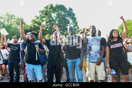 Washington, Stati Uniti d'America. 8 Luglio, 2016. I dimostranti protestano contro la polizia tiri di afro-americano di due uomini in Louisiana e Minnesota, al di fuori della casa bianca a Washington Luglio 8, 2016. Credito: Bao Dandan/Xinhua/Alamy Live News Foto Stock