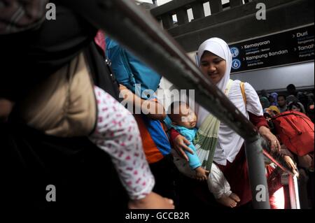 Jakarta, Indonesia. 9 Luglio, 2016. Persone sbarcare un treno al ritorno dalle loro città di appartenenza dopo aver celebrato l'Eid al-Fitr con le famiglie, al Pasar Senen stazione di Jakarta, Indonesia, Luglio 9, 2016. © Agung Kuncahya B./Xinhua/Alamy Live News Foto Stock