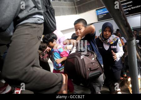 Jakarta, Indonesia. 9 Luglio, 2016. Persone sbarcare un treno al ritorno dalle loro città di appartenenza dopo aver celebrato l'Eid al-Fitr con le famiglie, al Pasar Senen stazione di Jakarta, Indonesia, Luglio 9, 2016. © Agung Kuncahya B./Xinhua/Alamy Live News Foto Stock