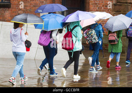 Pioggia pesante, Liverpool. Regno Unito: Meteo 09-luglio-2016. Piogge torrenziali acquazzoni benvenuti a centinaia di studenti stranieri come fanno visita l'Albert Dock di Liverpool. Con temperature al di sotto della media stagionale & cool docce pesanti al di sopra della regione, il meteo non mostra alcun segno di locazione per i visitatori. Credito: Cernan Elias/Alamy Live News Foto Stock