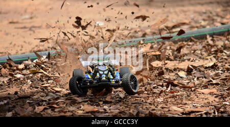 Sydney, Australia - 30 novembre 2014. Radio Controlled buggy modello di auto in gara, il motore a combustione interna su un fondo sconnesso argilla rossa road. (St Ives Showground, Sydney, Australia) Foto Stock