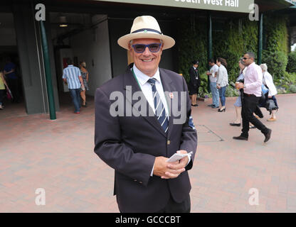 Il torneo di Wimbledon, Londra, Regno Unito. 9 Luglio, 2016. Il torneo di Wimbledon Tennis Championships Giorno 13. Un sommelier onorario al di fuori della Corte del Centro Sud Ovest Hall. Credit: Azione Plus immagini di sport/Alamy Live News Foto Stock