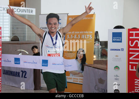 Hanoi, Vietnam. 9 Luglio, 2016. Un partecipante corre attraverso la linea del traguardo in 72a pavimento di pietra miliare 72 edificio di Hanoi, capitale del Vietnam, il 9 luglio 2016. Un concorso denominato Hanoi corsa verticale si è tenuto qui il sabato, che richiede ai partecipanti di salita 1914 passi di 72 piani con un altezza totale di 350 metri. © Le Yanna/Xinhua/Alamy Live News Foto Stock