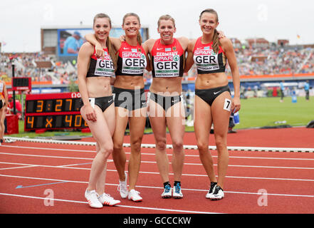 Amsterdam, Paesi Bassi. 9 Luglio, 2016. Le Germanie 4x400m Staffetta con Laura Müller (da sinistra), Ruth Sophia Spelmeyer, Lara Hofmann e Friederike Möhlenkamp pone dopo il turno di qualificazione al Campionato Europeo di Atletica presso lo Stadio Olimpico di Amsterdam, Olanda, 9 luglio 2016. Foto: Michael Kappeler/dpa/Alamy Live News Foto Stock