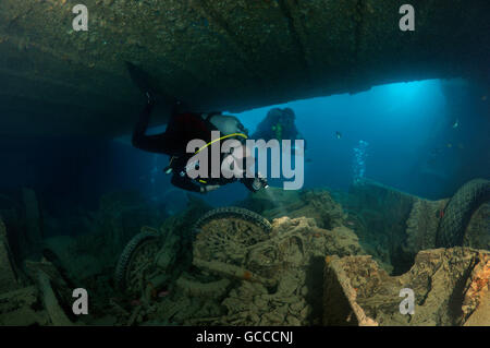 Mar Rosso, Egitto, Egitto. 3 Mar, 2016. Due maschio scuba diver al motociclo Norton 16H all'interno del relitto del Thistlegorm (armate britanniche Marina Mercantile nave), Mar Rosso, Egitto © Andrey Nekrasov/ZUMA filo/ZUMAPRESS.com/Alamy Live News Foto Stock