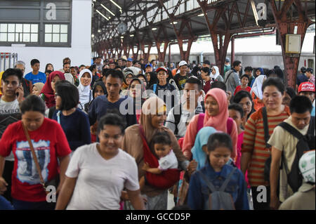 Jakarta, Indonesia. 9 Luglio, 2016. Persone sbarcate da un treno a Pasar Senen Stazione ferroviaria a Giacarta, capitale dell Indonesia, Luglio 9, 2016. Popolo indonesiano tornare dal proprio villaggio dopo aver celebrato l'Eid al-Fitr festival. © Du Yu/Xinhua/Alamy Live News Foto Stock