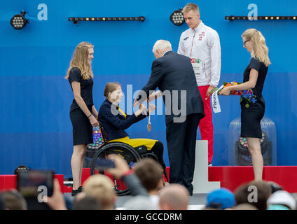 Amsterdam, Paesi Bassi. 9 Luglio, 2016. Amsterdam, Paesi Bassi. 09 Luglio, 2016. Ex polo austriaco vaulter Kira Gruenberg (seconda a sinistra), assistita dall'Atletica Europea Presidente Sven Hansen, consegna la medaglia d oro al polacco Robert Sobera che ha conquistato la Pole Vault concorrenza durante il Campionato Europeo di Atletica presso lo Stadio Olimpico di Amsterdam, in Olanda, 09luglio 2016. Foto: Michael Kappeler/dpa/Alamy Live News Foto Stock