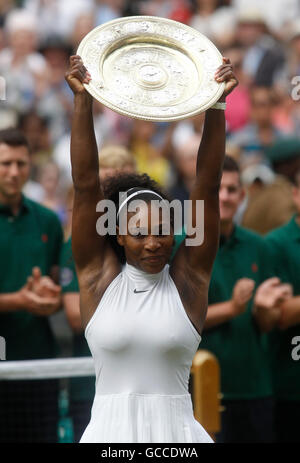 Il torneo di Wimbledon, Londra, Regno Unito. 9 Luglio, 2016. Il torneo di Wimbledon Tennis Championships Giorno 13. Numero 1 seed Serena Williams celebra vincere il suo settimo Wimbledon singles titolo sconfiggendo numero 4 seme Angelique Kerber (GER) in finale. La sua vittoria significa che lei ora è uguale a Steffi Graf aperta del record era di 22 Grand Slam titoli Credit: Azione Plus immagini di sport/Alamy Live News Foto Stock