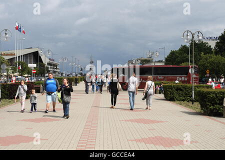 Gdynia, Polonia 9th, Luglio 2016 Dopo pochi freddi e piovosi giorni, le persone godono di soleggiato e abbastanza caldo a Gdynia, sabato 9 luglio. La gente camminare a Kosciuszko Squareare visto Credito: Michal Fludra/Alamy Live News Foto Stock