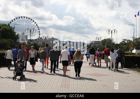 Gdynia, Polonia 9th, Luglio 2016 Dopo pochi freddi e piovosi giorni, le persone godono di soleggiato e abbastanza caldo a Gdynia, sabato 9 luglio. La gente camminare a Kosciuszko Squareare visto Credito: Michal Fludra/Alamy Live News Foto Stock