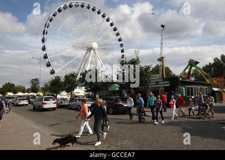 Gdynia, Polonia 9th, Luglio 2016 Dopo pochi freddi e piovosi giorni, le persone godono di soleggiato e abbastanza caldo a Gdynia, sabato 9 luglio. La gente camminare a Kosciuszko Squareare nella parte anteriore della grande ruota panoramica Ferris sono visti Credito: Michal Fludra/Alamy Live News Foto Stock