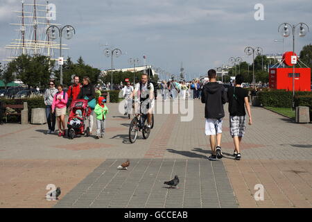 Gdynia, Polonia 9th, Luglio 2016 Dopo pochi freddi e piovosi giorni, le persone godono di soleggiato e abbastanza caldo a Gdynia, sabato 9 luglio. La gente a piedi e in bicicletta all'Kosciuszko Square sono visto Credito: Michal Fludra/Alamy Live News Foto Stock