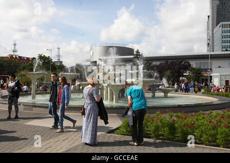 Gdynia, Polonia 9th, Luglio 2016 Dopo pochi freddi e piovosi giorni, le persone godono di soleggiato e abbastanza caldo a Gdynia, sabato 9 luglio. Coppia matura di fronte alla fontana di Kosciuszko Sqare è considerato credito: Michal Fludra/Alamy Live News Foto Stock