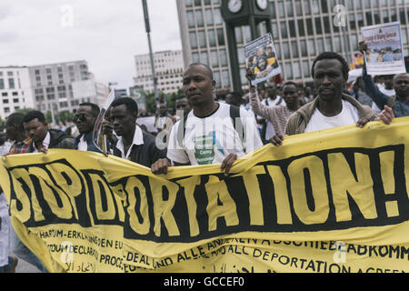 Berlino, Germania. 9 Luglio, 2016. I dimostranti durante una manifestazione svoltasi sotto il motto "top deportazioni' di rifugiato attivisti del Movimento nel distretto Mitte di Berlino. Credito: Jan Scheunert/ZUMA filo/Alamy Live News Foto Stock