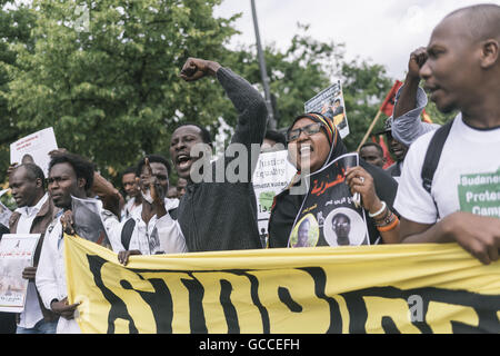 Berlino, Germania. 9 Luglio, 2016. I dimostranti durante una manifestazione svoltasi sotto il motto "top deportazioni' di rifugiato attivisti del Movimento nel distretto Mitte di Berlino. Credito: Jan Scheunert/ZUMA filo/Alamy Live News Foto Stock