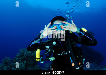 Mar Rosso, Egitto. 3 Mar, 2016. Femmina sub in acque blu, Mar Rosso, Egitto © Andrey Nekrasov/ZUMA filo/ZUMAPRESS.com/Alamy Live News Foto Stock