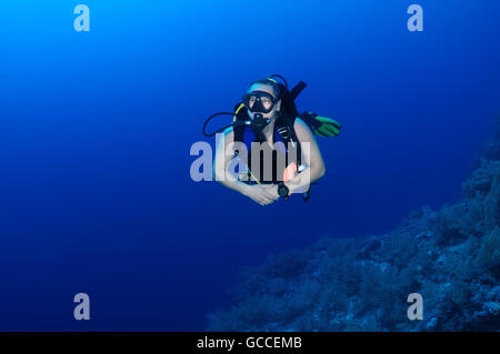 Mar Rosso, Egitto. 3 Mar, 2016. Maschio sub in acque blu, Mar Rosso, Egitto © Andrey Nekrasov/ZUMA filo/ZUMAPRESS.com/Alamy Live News Foto Stock