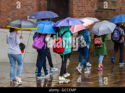 Liverpool, Regno Unito. 9 Luglio, 2016. Piogge torrenziali acquazzoni benvenuti a centinaia di studenti stranieri come fanno visita l'Albert Dock di Liverpool. Con temperature al di sotto della media stagionale & cool docce pesanti al di sopra della regione, il meteo non mostra alcun segno di locazione per i visitatori. Credito: Cernan Elias/Alamy Live News Foto Stock