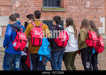 Liverpool, Regno Unito. 9 Luglio, 2016. Piogge torrenziali acquazzoni benvenuti a centinaia di studenti stranieri come fanno visita l'Albert Dock di Liverpool. Con temperature al di sotto della media stagionale & cool docce pesanti al di sopra della regione, il meteo non mostra alcun segno di locazione per i visitatori. Credito: Cernan Elias/Alamy Live News Foto Stock