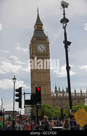 Londra, UK, 9 luglio 2016,UK Meteo turisti godersi il sole in Piazza del Parlamento,Londo Credito: Keith Larby/Alamy Live News Foto Stock