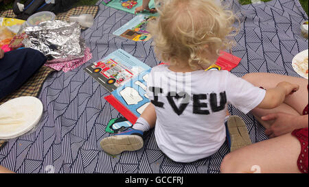 Settembre 11, 2015 - famiglie provenienti da tutto il Regno Unito ha goduto di un picnic Brexit organizzato da â€oeMoreInCommonâ€ nel parco verde di Londra per lo scambio di idee in gruppi su che cosa fare in seguito per quanto riguarda la Il 23 giugno la votazione per la Gran Bretagna a lasciare l'UE. Gli organizzatori hanno detto che volevano scambiare idee in un ambiente rilassato con le famiglie anziché a una protesta. (Credito Immagine: © Gail Orenstein via ZUMA filo) Foto Stock