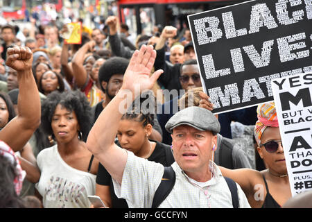 Brixton, Londra, Regno Unito. Il 9 luglio 2016. Nero vive questione manifestanti marzo intorno a Brixton prima di interrompere il traffico in segno di protesta Foto Stock