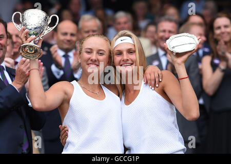 Il torneo di Wimbledon, Londra, Regno Unito. 9 Luglio, 2016. Il torneo di Wimbledon Tennis Championships Giorno 13. La ragazza single finalisti Anastassia Potapova (RUS) e Dayana Yastremska (UKR) ricevono i loro trofei dal Duca di Kent nel Royal Box. Potapova hanno vinto il loro match di oggi in retta fissa. Credit: Azione Plus immagini di sport/Alamy Live News Foto Stock