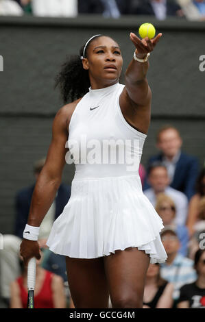 Il torneo di Wimbledon, Londra, Regno Unito. 9 Luglio, 2016. Serena Williams usa i campionati di Wimbledon 2016 All England Tennis Club, Wimbledon, Londra, Inghilterra 09 luglio 2016 signore sceglie il giorno finale All England Tennis Club, Wimbledon, Londra, Inghilterra 2016 Credit: Allstar Picture Library/Alamy Live News Foto Stock