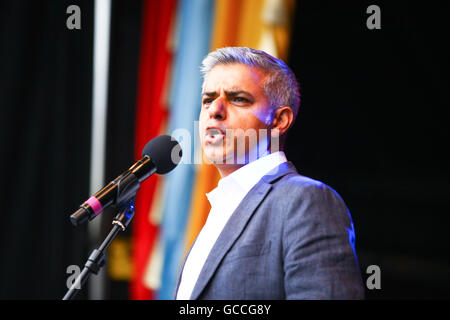 Londra, Regno Unito. 9 Luglio, 2016. Sindaco di Londra, Sadiq Khan, risolve una grande folla durante le celebrazioni Eid in Trafalgar Square. Sadiq Khan Londra è il primo sindaco musulmano. Credito: Dinendra Haria/Alamy Live News Foto Stock