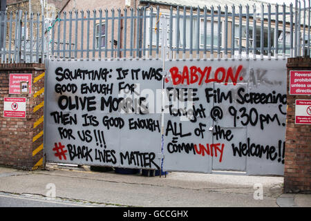 Londra, Regno Unito. 9 Luglio, 2016. Un messaggio su un cancello in Brixton include l'hashtag #BlackLivesMatter. Foto Stock