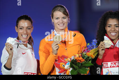 Amsterdam, Paesi Bassi. 09 Luglio, 2016. Dafne Schippers dai Paesi Bassi visualizza la sua medaglia d oro dopo aver vinto le donne 100m Finale al Campionato Europeo di Atletica presso lo Stadio Olimpico di Amsterdam, Paesi Bassi, 09 luglio 2016. A sinistra è il Silver Medallist Lalova-Collio Ivet provenienti dalla Bulgaria, a destra è bronzo Medallist Kambundji Mujinga dalla Svizzera. Foto: Michael Kappeler/dpa/Alamy Live News Foto Stock