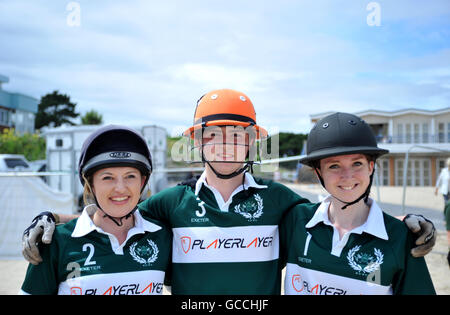 Barene, Poole, Dorset, Regno Unito. 9 Luglio, 2016. I membri dell'Università di Exeter Team presso il British Beach Polo campionati, barene, Poole, Dorset, Regno Unito. @ David Partridge / Alamy Live News Foto Stock