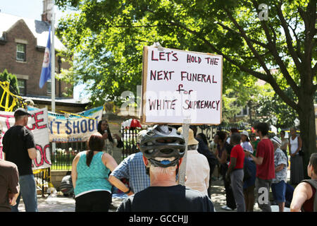 San Paolo, Minnesota, Stati Uniti d'America. 9 Luglio, 2016. I manifestanti continuano a raccogliere nella strada di fronte del Minnesota governatore Mark Dayton's residence, all indomani della polizia di scatto di Philando Castiglia. Credito: Gina Kelly / Alamy Live News Foto Stock