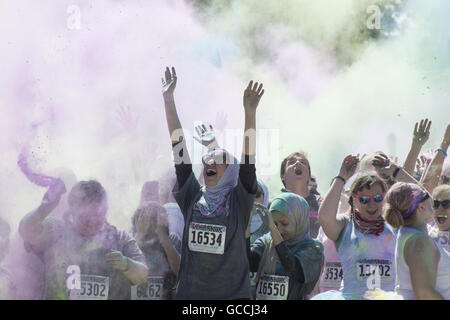 Chicago, Illinois, Stati Uniti d'America. 9 Luglio, 2016. Centinaia di corridori hanno preso parte in 5K COLOUR RUN in movimento dove anons riempita con polvere di colore coperto l'amante del divertimento per gli amanti del jogging. © Karen I. Hirsch/ZUMA filo/Alamy Live News Foto Stock