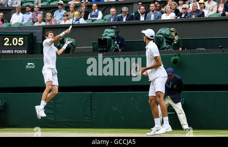 Londra, Regno Unito. 9 Luglio, 2016. Nicolas MAHUT (L) e Herbert Pierre-Hughes di Francia competere durante il uomini doppio finale contro Julien BENNETEAU e Edouard Roger-Vasselin di Francia ai campionati di Wimbledon 2016 a Londra, in Gran Bretagna il 9 luglio 2016. Mahut e Herbert ha vinto 3-0. © Tang Shi/Xinhua/Alamy Live News Foto Stock