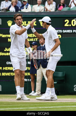 Londra, Regno Unito. 9 Luglio, 2016. Nicolas MAHUT (L) e Herbert Pierre-Hughes di Francia competere durante il uomini doppio finale contro Julien BENNETEAU e Edouard Roger-Vasselin di Francia ai campionati di Wimbledon 2016 a Londra, in Gran Bretagna il 9 luglio 2016. Mahut e Herbert ha vinto 3-0. © Tang Shi/Xinhua/Alamy Live News Foto Stock