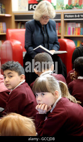 La Duchessa di Cornovaglia legge un estratto da Alice's Adventures in Wonderland ai bambini della Avondale Park School durante una visita a un Mad Hatter's Tea Party a Foyles, Westfield a Londra, per celebrare la Giornata Mondiale del Libro Foto Stock